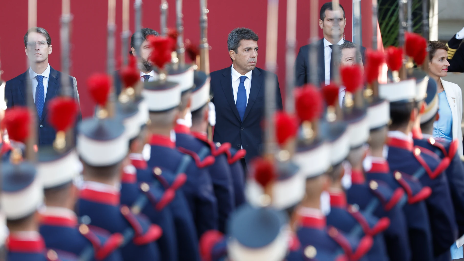 El presidente Mazón contempla el desfile de las tropas