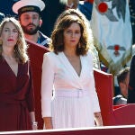 Ayuso, en el desfile del Día de la Fiesta Nacional en Madrid, junto a las presidentas de Extremadura y Navarra.