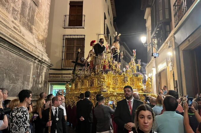 El paso de misterio de Jesús Despojado es trasladado a la Catedral de Granada