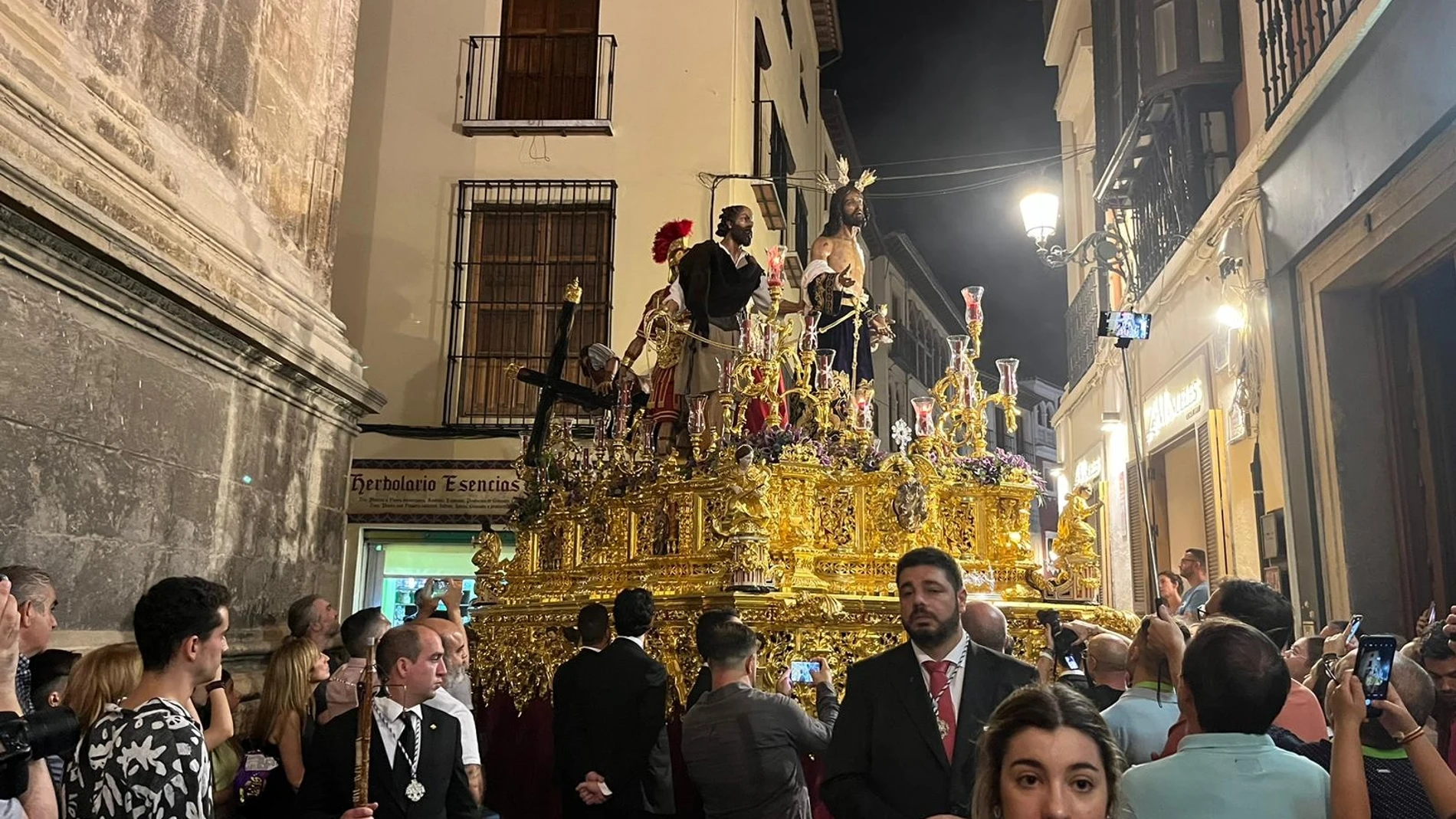 El paso de misterio de Jesús Despojado es trasladado a la Catedral de Granada