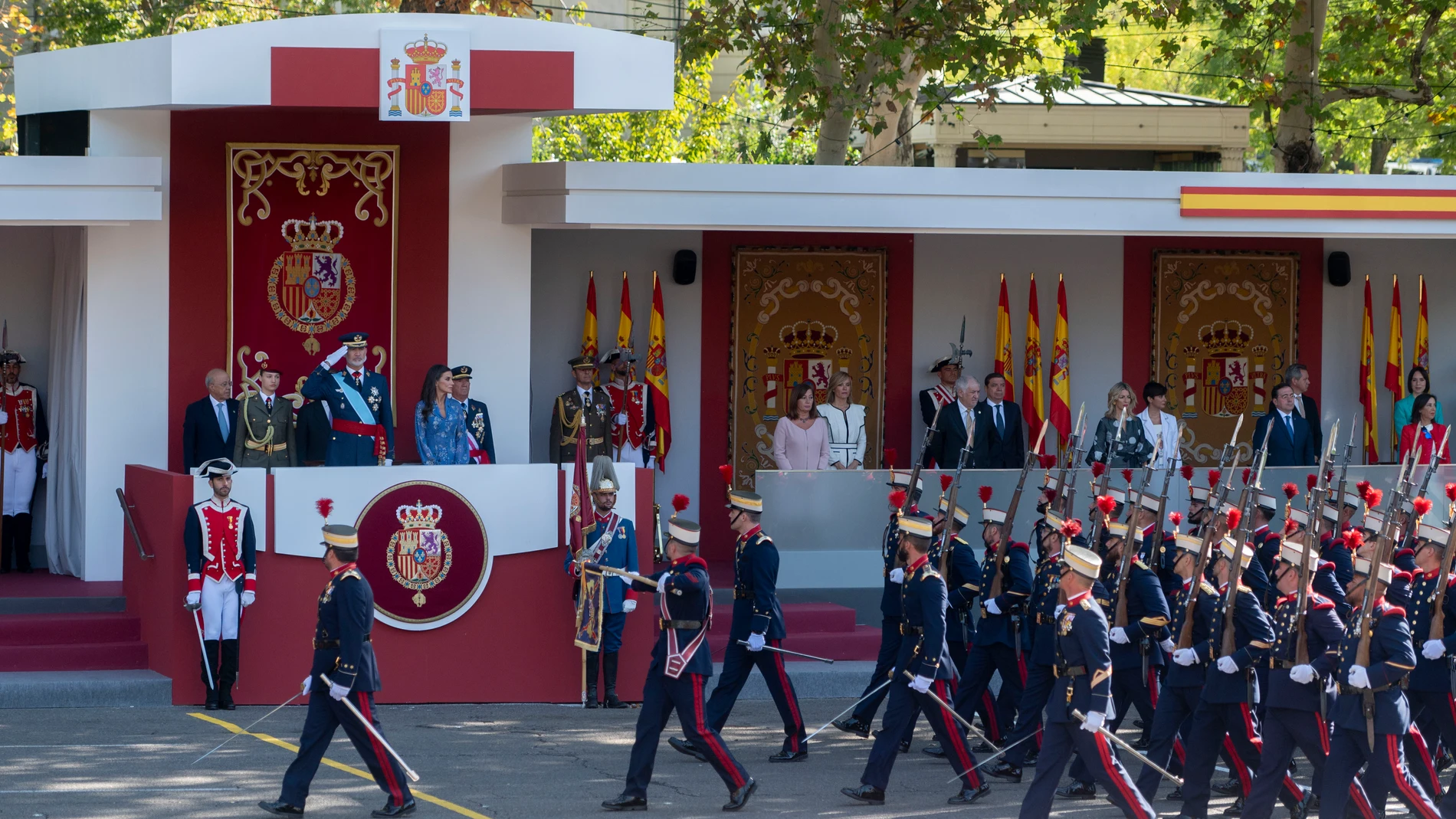 La Guardia Real pasa por delante de la tribuna donde se encuentra la Princesa Leonor, el Rey Felipe VI y la Reina Letizia, durante el desfile del 12 de octubre 'Día de la Fiesta Nacional', en la plaza de Cánovas del Castillo, a 12 de octubre de 2023, en Madrid (España). Los actos comienzan con el izado de la bandera nacional y el homenaje a los que dieron su vida por España, al que siguen los desfiles aéreo y terrestre de distintas unidades en los que participan 4.177 militares. Este año, es ...