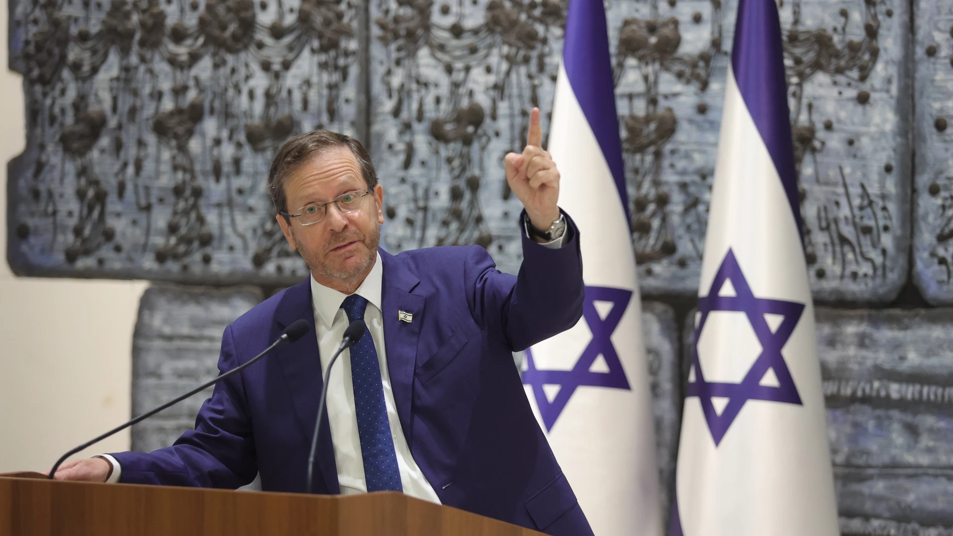 Jerusalem (Israel), 12/10/2023.- Israeli President Isaac Herzog hold a briefing for foreign journalists on Israel's war on Hamas at the presidential residence in Jerusalem, 12 October 2023. More than 1,200 Israelis have been killed and over 2,800 others injured, according to the Israel Defense Forces (IDF), since the Islamist movement Hamas launched attacks on Israel from the Gaza Strip on 07 October. More than 3,000 people, including 1,500 militants from Hamas, have been killed and thousands...