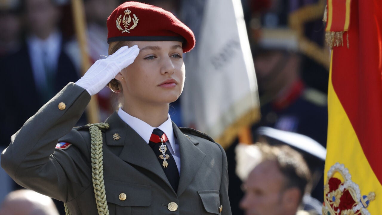 Todos los detalles del uniforme militar de gala que la Princesa Leonor ha lucido en el desfile del 12 de octubre