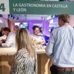 Expositor de gastronomía de Castilla y León en la Semana Europea de las Regiones y las Ciudades