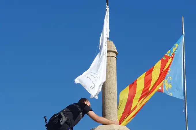 La Policía retira una bandera con unos versos del Corán de las Torres de Serranos de Valencia