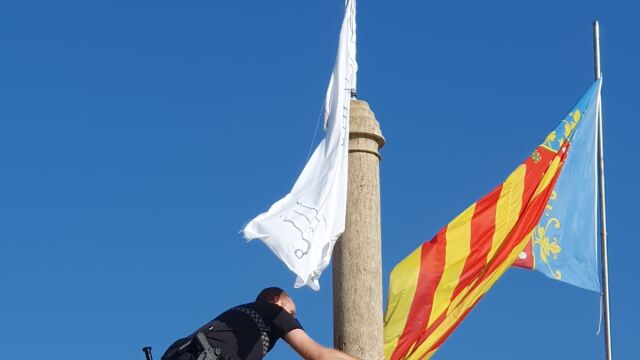 La Policía retira una bandera con unos versos del Corán de las Torres de Serranos de Valencia