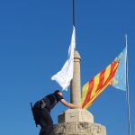 La Policía retira una bandera con unos versos del Corán de las Torres de Serranos de Valencia