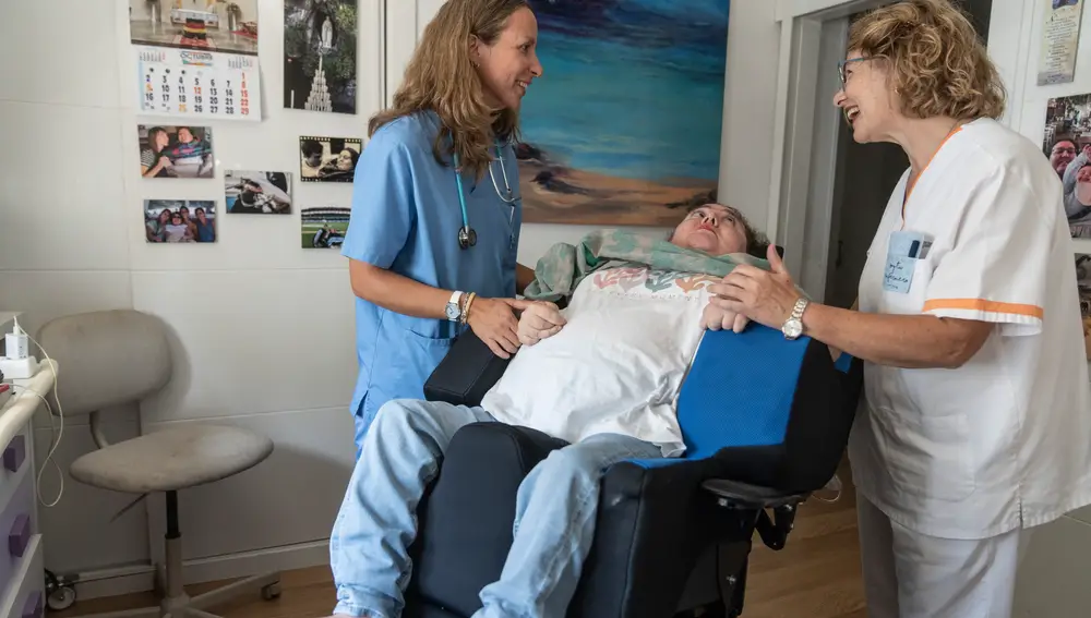 Alicia, médica paliativista, y Encarna, enfermera con 20 años de experiencia en cuidados paliativos, atienden a Marimar en su cuarto en el chalet donde vive en la zona de Cuatro Vientos de Madrid