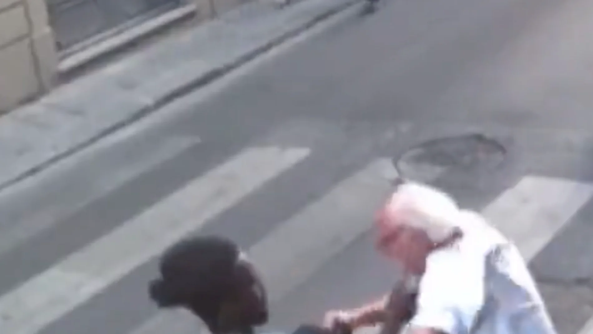 Un anciano es atracado a plena luz del día en Italia