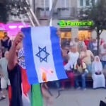 Un manifestante quema una bandera de Israel en Vitoria al grito de ¡Alá es grande!