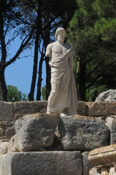 Vista del sector de los santuarios en la ciudad griega de Emporion (Empúries, L’Escala) con una réplica de la estatua de Asclepio hallada en el lugar.