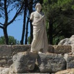 Vista del sector de los santuarios en la ciudad griega de Emporion (Empúries, L’Escala) con una réplica de la estatua de Asclepio hallada en el lugar.