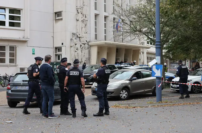 Un checheno radicalizado, presunto autor del ataque con cuchillo en Francia que deja un profesor muerto y dos heridos