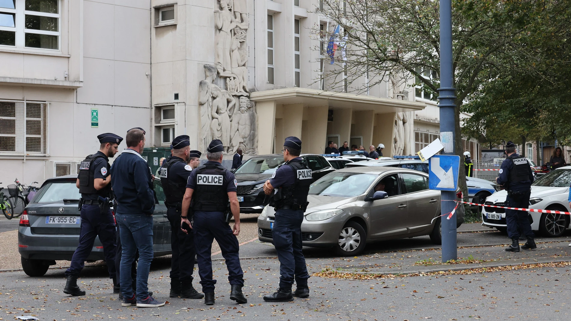 Agentes de la Policía Nacional francesa, en las puertas del instituto de Arras donde ha tenido lugar el atentado