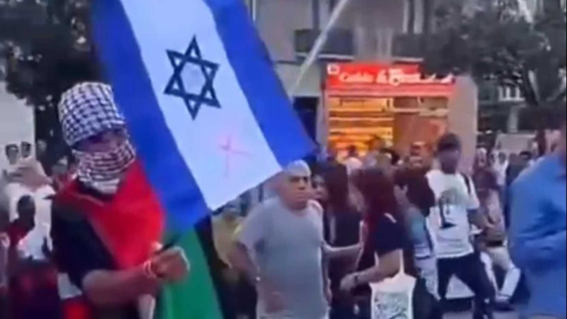 Queman una bandera de Israel en España al grito de "Alá Akbar"