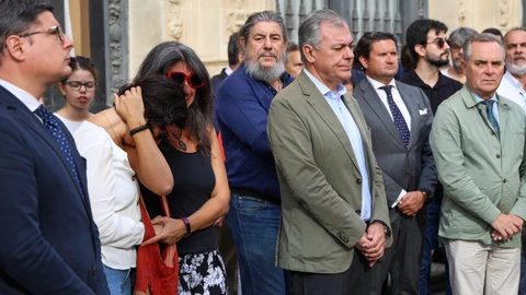Concentración en el Ayuntamiento de Sevilla por el asesinato de Maya Villalobo