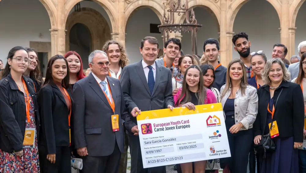 Fernández Mañueco con jóvenes que se van a beneficiar del Carné Europeo Joven