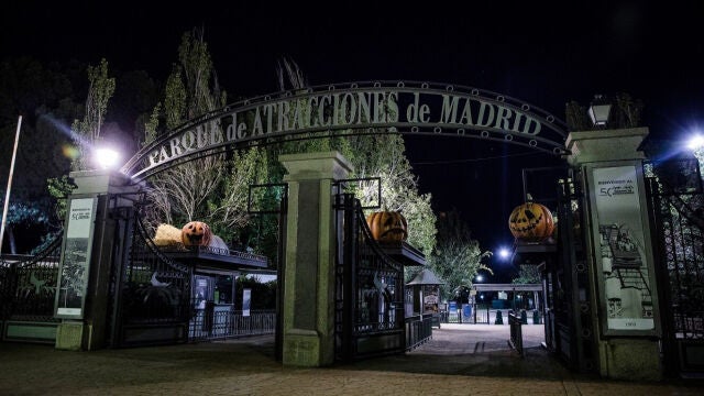 Imagen nocturna de la entrada a Parque de Atracciones de Madrid