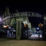 Imagen nocturna de la entrada a Parque de Atracciones de Madrid