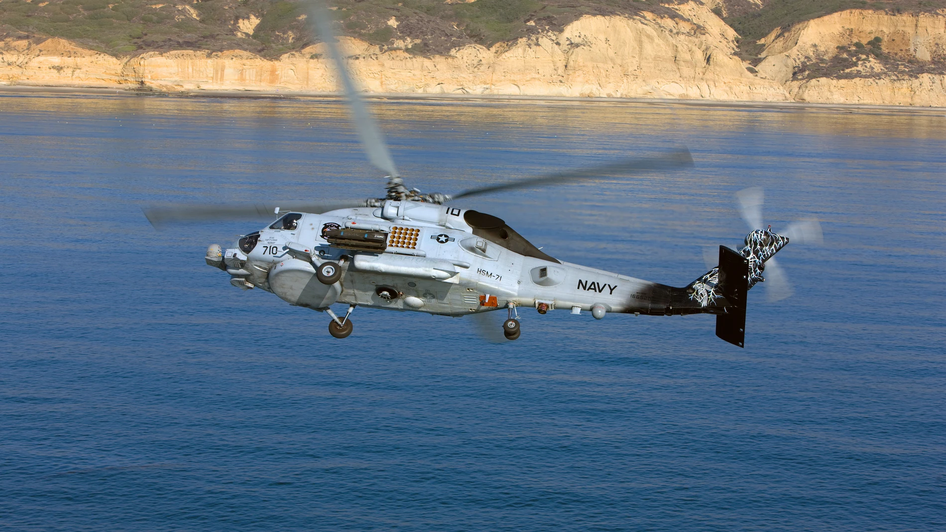 En la foto, un MH-60R de la Marina de los EE. UU.