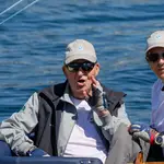 -FOTODELDIA- SANXENXO (PONTEVEDRA), 31/07/2023.- El rey emérito Juan Carlos I, saluda a la gente a bordo del Bribón, junto a su amigo Pedro Campos (d) este lunes en el Club Náutico de Saxenxo. EFE/Lavandeira jr