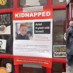 Dos mujeres en Londres quitan carteles de los desaparecidos en Israel
