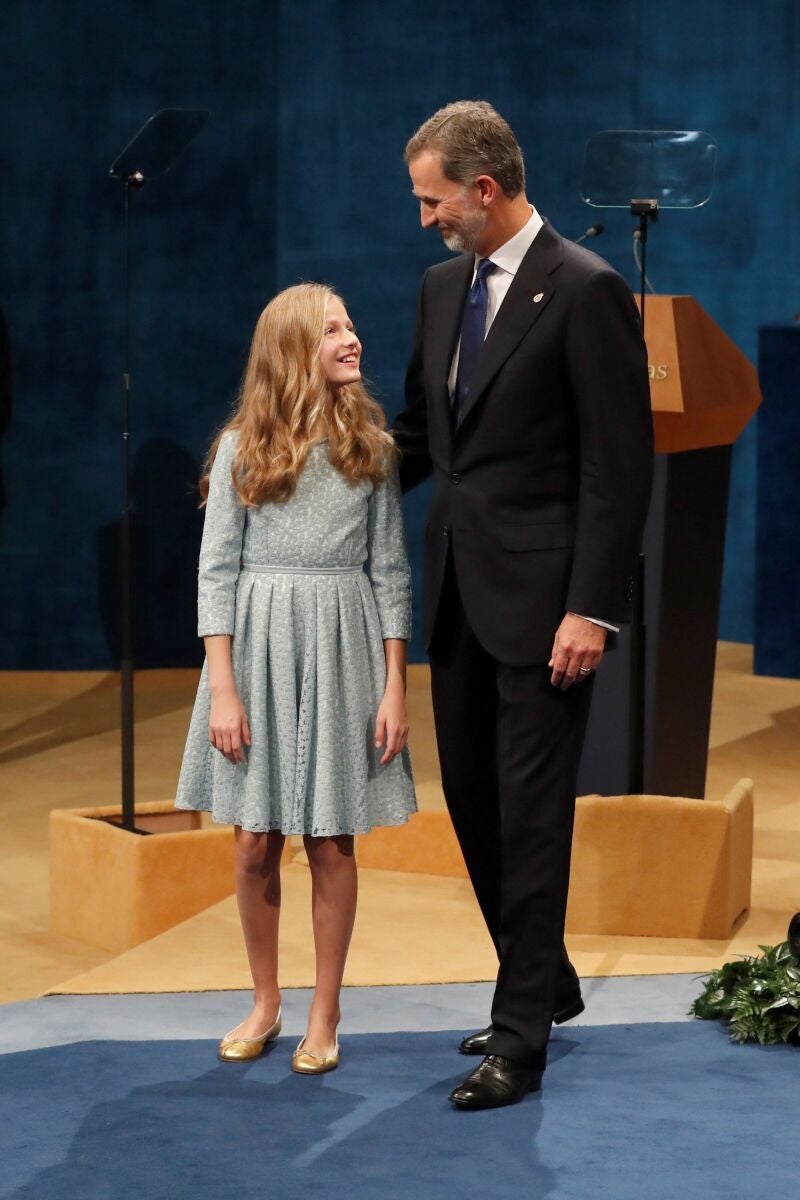 GRAF2791. OVIEDO, 18/10/2019.- El rey Felipe y su hija, la princesa Leonor, en la ceremonia de entrega de los Premios Princesa de Asturias 2019, este viernes en el Teatro Campoamor de Oviedo. EFE/ Ballesteros