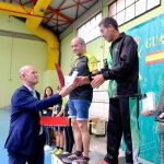 El delegado de Iberdrola en Castilla y León, Miguel Calvo, entrega uno de los premios