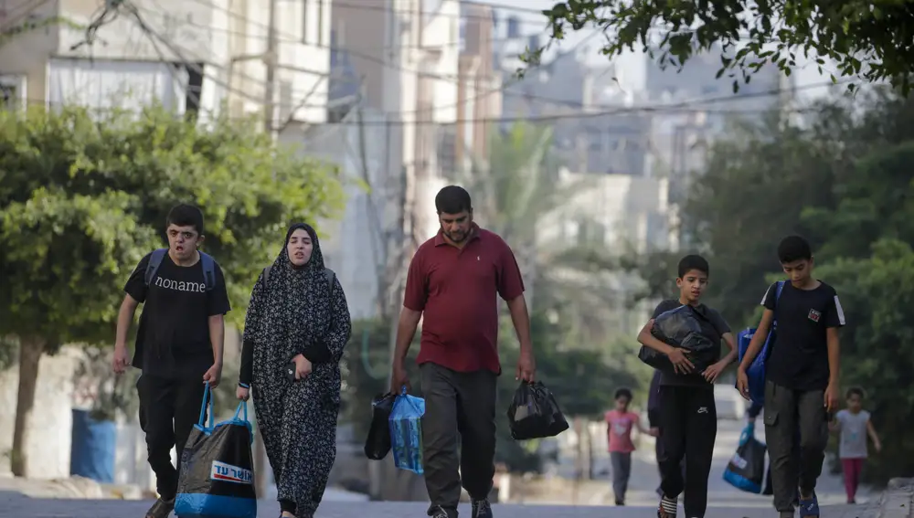 Los residentes de la Ciudad de Gaza comienzan a evacuar en respuesta a una advertencia israelí sobre un aumento de las operaciones militares en la Franja de Gaza, el 14 de octubre de 2023.