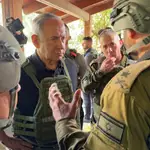 El primer ministro israelí Benjamin Netanyahu visita a sus soldados en la frontera con Gaza