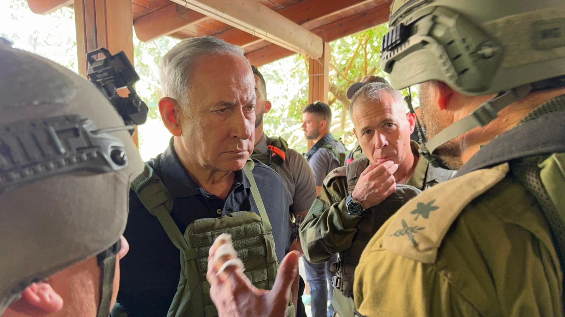 El primer ministro israelí Benjamin Netanyahu visita a sus soldados en la frontera con Gaza