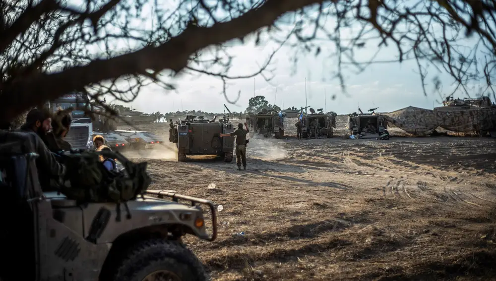 14 de octubre de 2023, Israel, Be'eri: Se observan vehículos de combate y tanques militares israelíes cerca de la frontera entre Israel y Gaza, mientras continúan los enfrentamientos entre las tropas israelíes y los milicianos del grupo palestino Hamas.