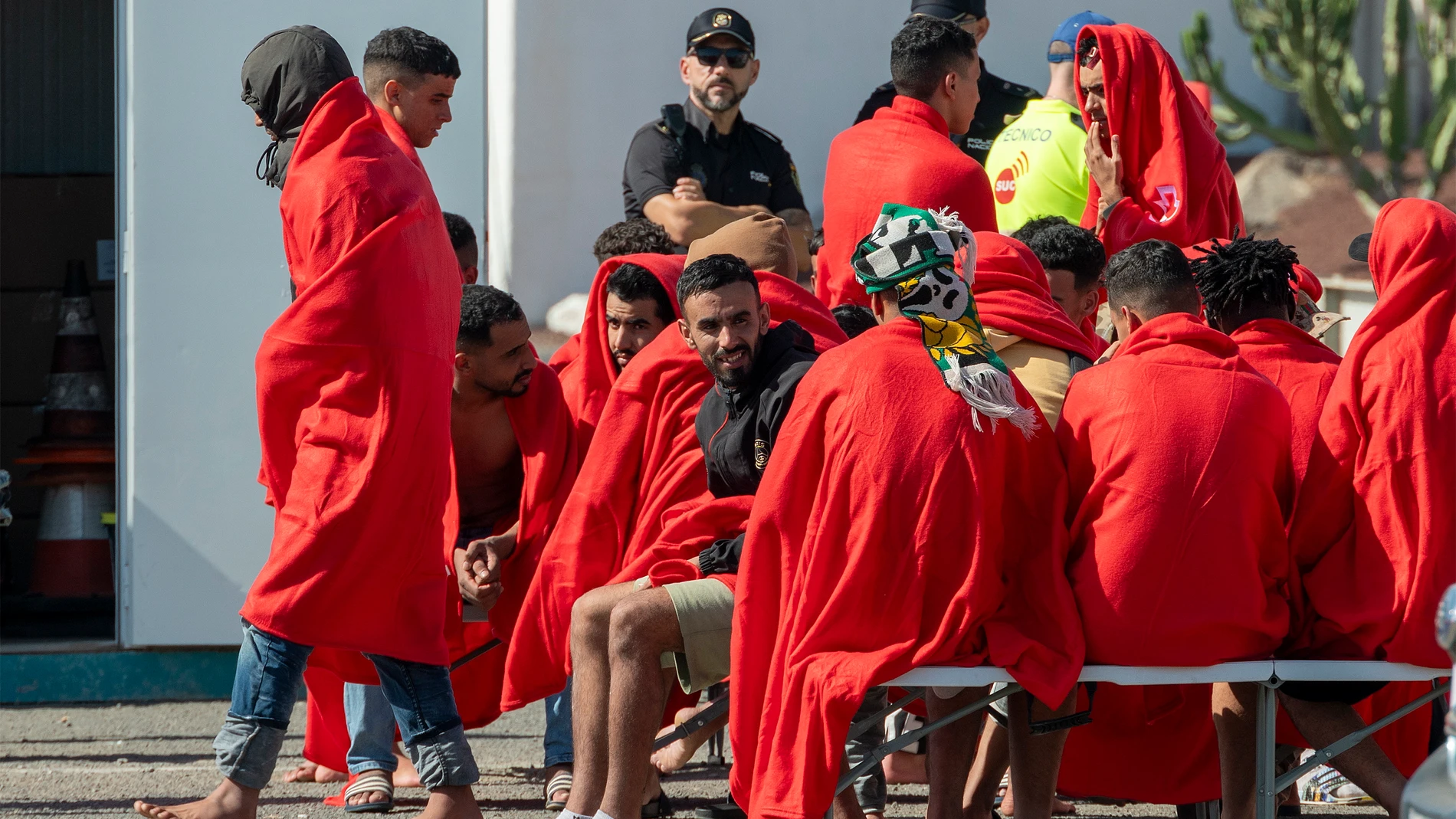 GRAFCAN8471. ARRECIFE (LANZAROTE), 14/10/2023.-Salvamento Marítimo ha rescatado en las últimas horas a unas 290 personas que viajaban a bordo de cinco embarcaciones en aguas canarias, dos en El Hierro, dos en Lanzarote y una en Tenerife. En la imagen, llegada al puerto de Arrecife (Lanzarote) de 43 hombres de origen subsahariano y magrebí, rescatados este sábado por el buque de Salvamento Marítimo cuando viajaban en una embarcación neumática al noreste de Lanzarote. EFE/ Adriel Perdomo 