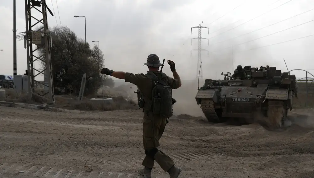Tropas israelíes con tanques de batalla 'Merkava' se concentran en un punto de reunión en una ubicación no revelada a lo largo de la frontera con Gaza, el 14 de octubre de 2023.