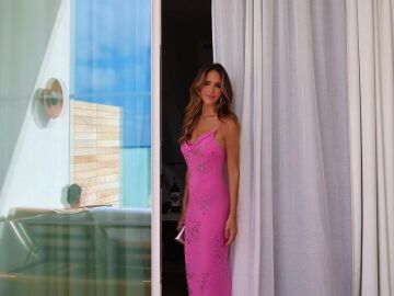 Rocío Osorno nos conquista con un vestido rosa joya de Zara ideal para una ocasión especial