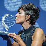 La periodista, presentadora y escritora Sonsoles Ónega ha ganado este domingo por la noche con &#39;Las hijas de la criada&#39; el LXXII Premio Planeta de Novela 2023, dotado con 1 millón de euros.