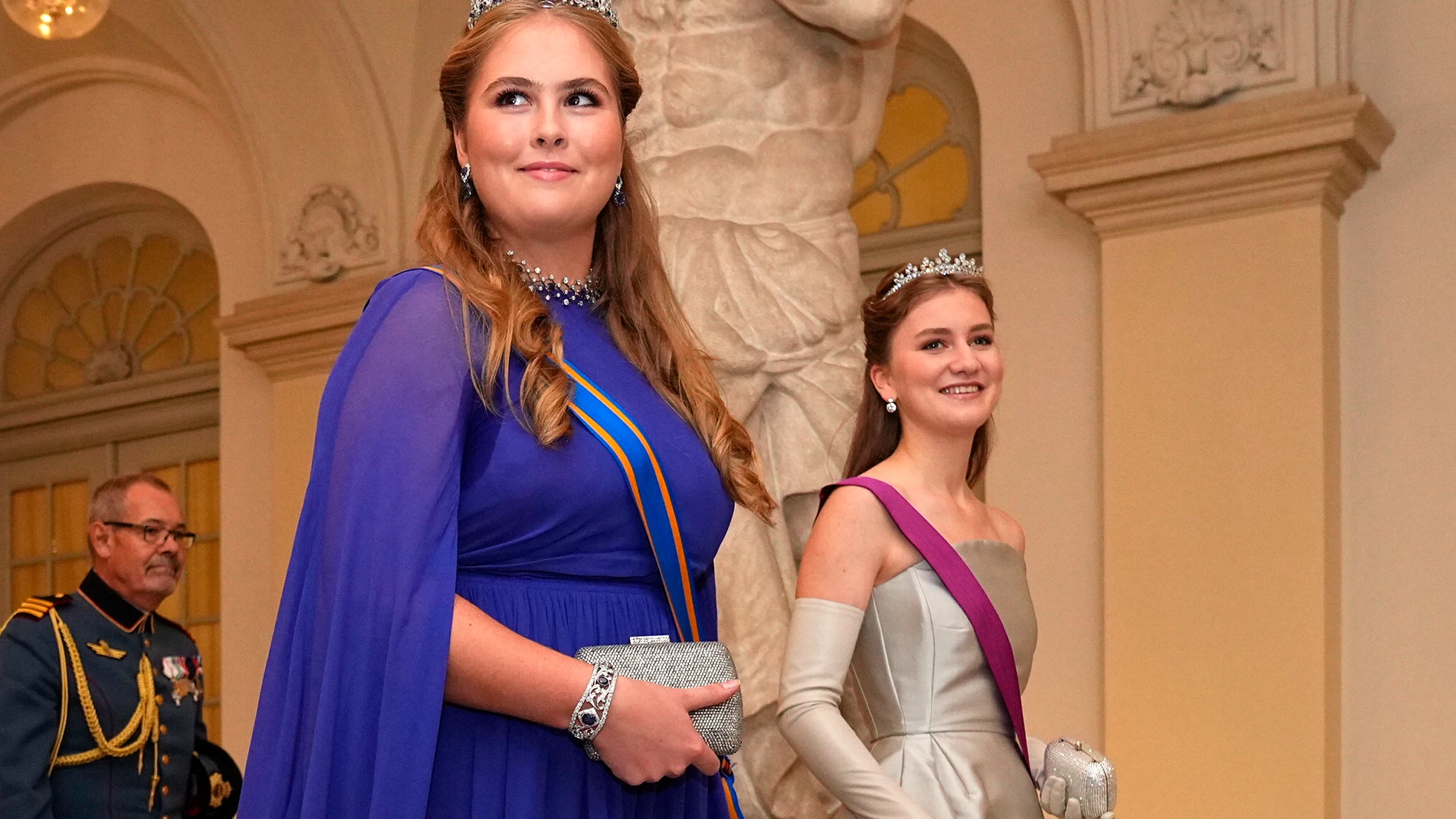 Copenhagen (Denmark), 15/10/2023.- Princess Catharina-Amalia of the Netherlands (L) and Princess Elisabeth of Belgium arrive for a gala dinner on the occasion of Prince Christian's of Denmark 18th birthday, at Christiansborg Castle in Copenhagen, Denmark, 15 October 2023. The Danish royal family members came together on the occasion of Prince Christian's 18th birthday the same day. Prince Christian is the eldest child of Danish Crown Prince Frederik and Crown Princess Mary. (Bélgica, Dinamarc...