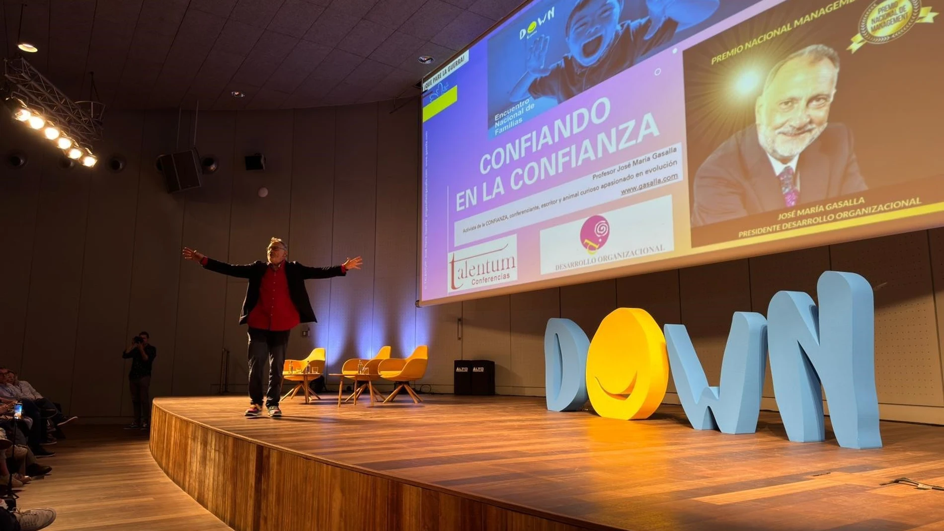 José María Gasalla durante la conferencia plenaria “Confiando en la confianza”