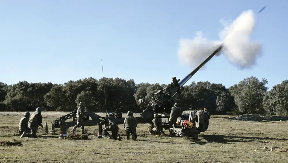 Fuerzas Armadas de España Militares-espanoles-disparando-obus-15552-siac_58