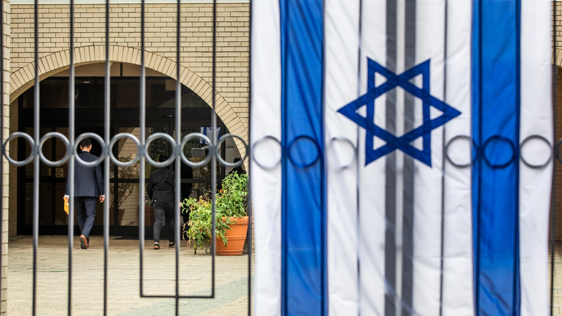 Washington (United States), 15/10/2023.- People enter the Embassy of Israel in the US in Washington, DC, USA, 15 October 2023. Thousands of Israelis and Palestinians have died since the militant group Hamas launched an unprecedented attack on Israel from the Gaza Strip on 07 October 2023, leading to Israeli retaliation strikes on the Palestinian enclave. EFE/EPA/BRANDEN CAMP