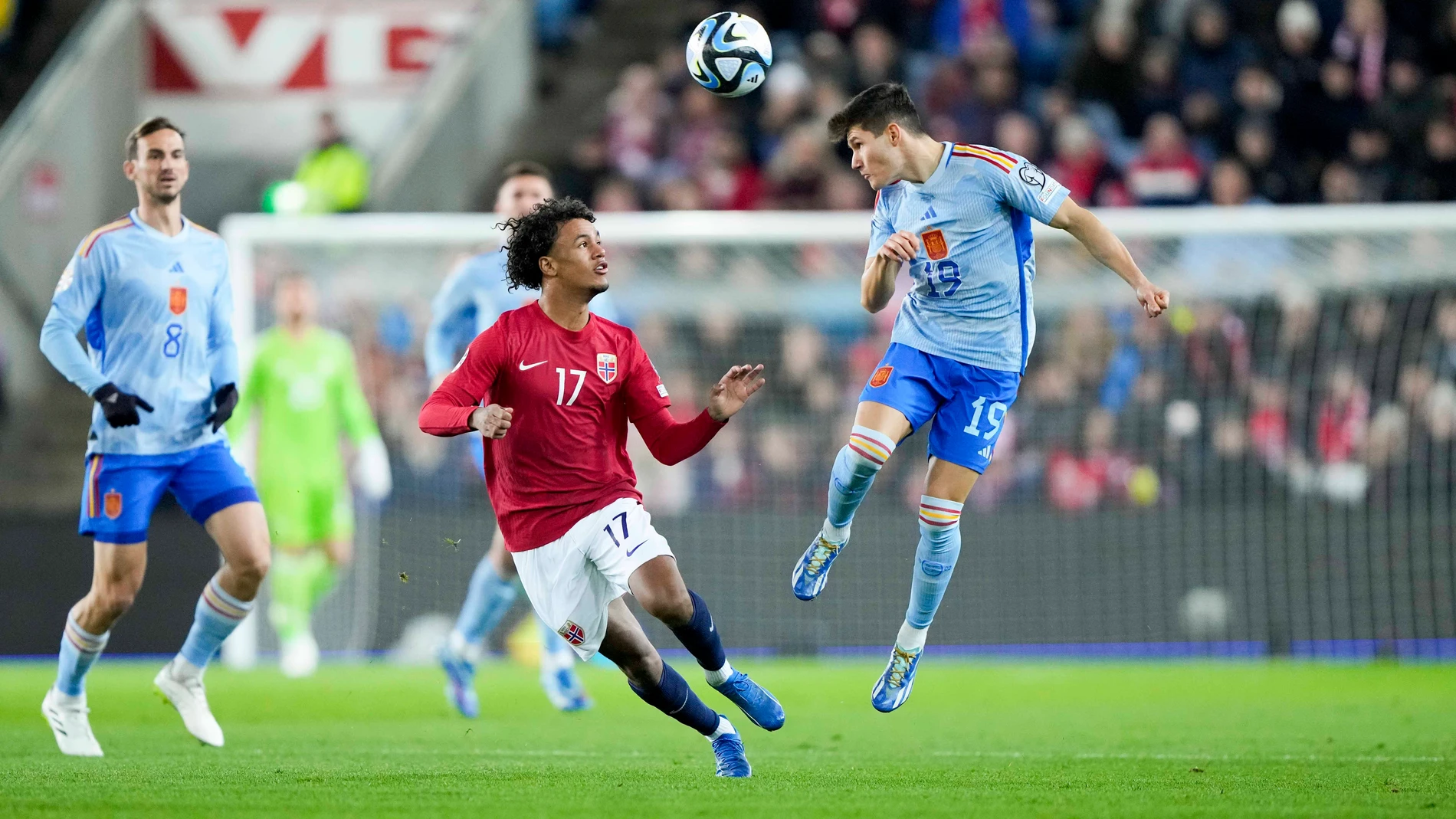 Norway's Oscar Bobb, center, and Spain's Fran García in action during the Euro 2024 group A qualifying soccer match between Norway and Spain at the Ullevaal Stadium in Oslo, Norway, Sunday Oct. 15, 2023. (Fredrik Varfjell/NTB Scanpix via AP)