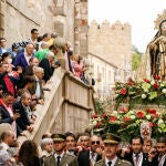 La lluvia obliga a 'acelerar' una multitudinaria procesión de Santa Teresa