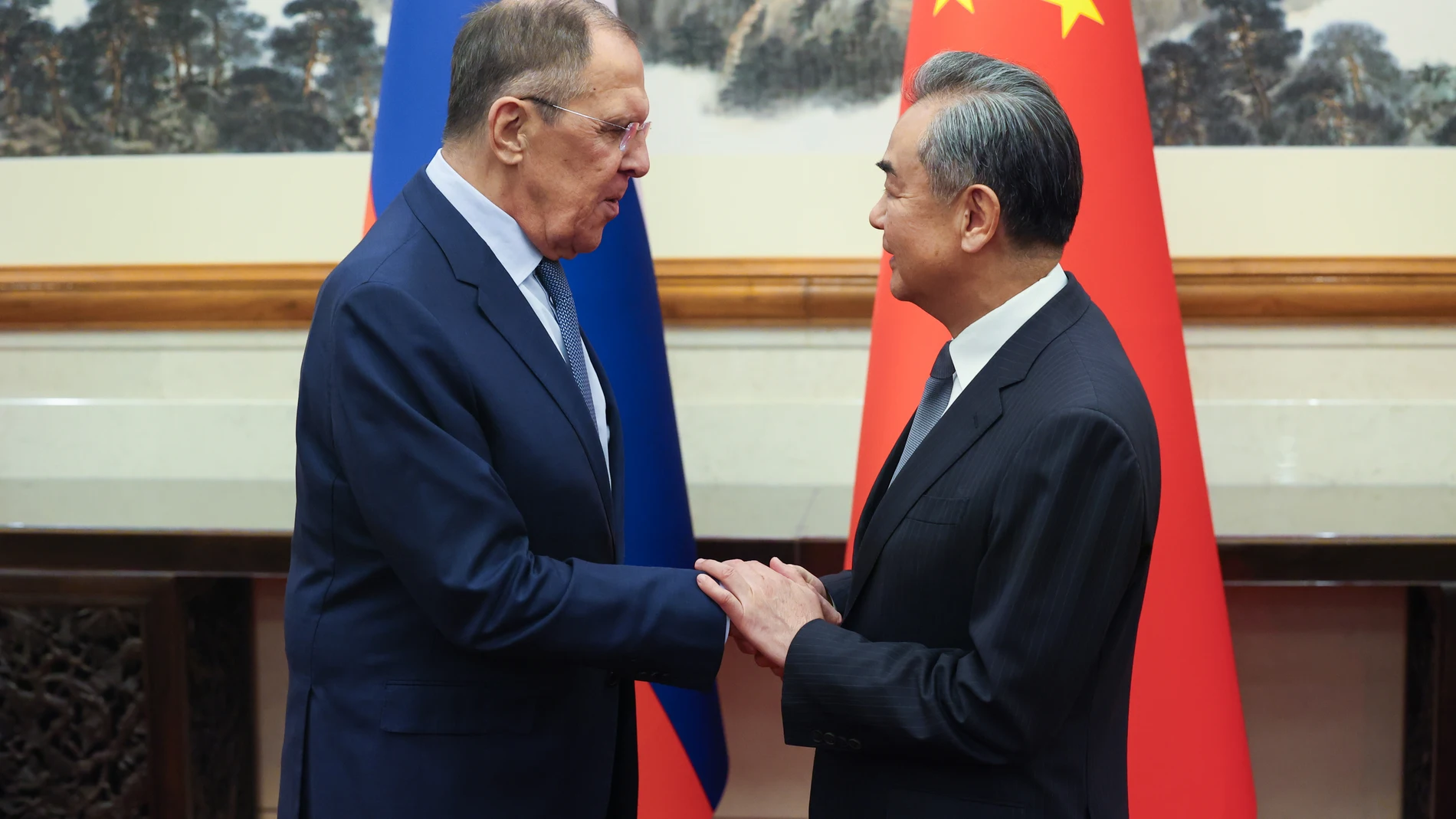 Beijing (China), 16/10/2023.- A handout photo made available by the Russian Foreign ministry press service shows Russian Foreign Minister, Sergei Lavrov (L), shaking hands with China's Foreign Minister, Wang Yi, during their meeting in Beijing, China, 16 October 2023. The Russian president will attend the Third Belt and Road Forum for International Cooperation, which will be held in Beijing on 17-18 October. As part of this trip, he plans to hold talks with the Chinese president. (Rusia) EFE/...
