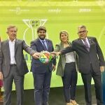 El presidente de la Federación Murciana de Fútbol, José Miguel Monje Carrillo; el presidente del Gobierno regional, Fernando López Miras; la alcaldesa de Cartagena, Noelia Arroyo, y Juan Carlos Fulgencio, delegado de relaciones Institucionales de Renfe en Comunidad Valenciana y Región de Murcia (Renfe es patrocinador de la Copa de España).