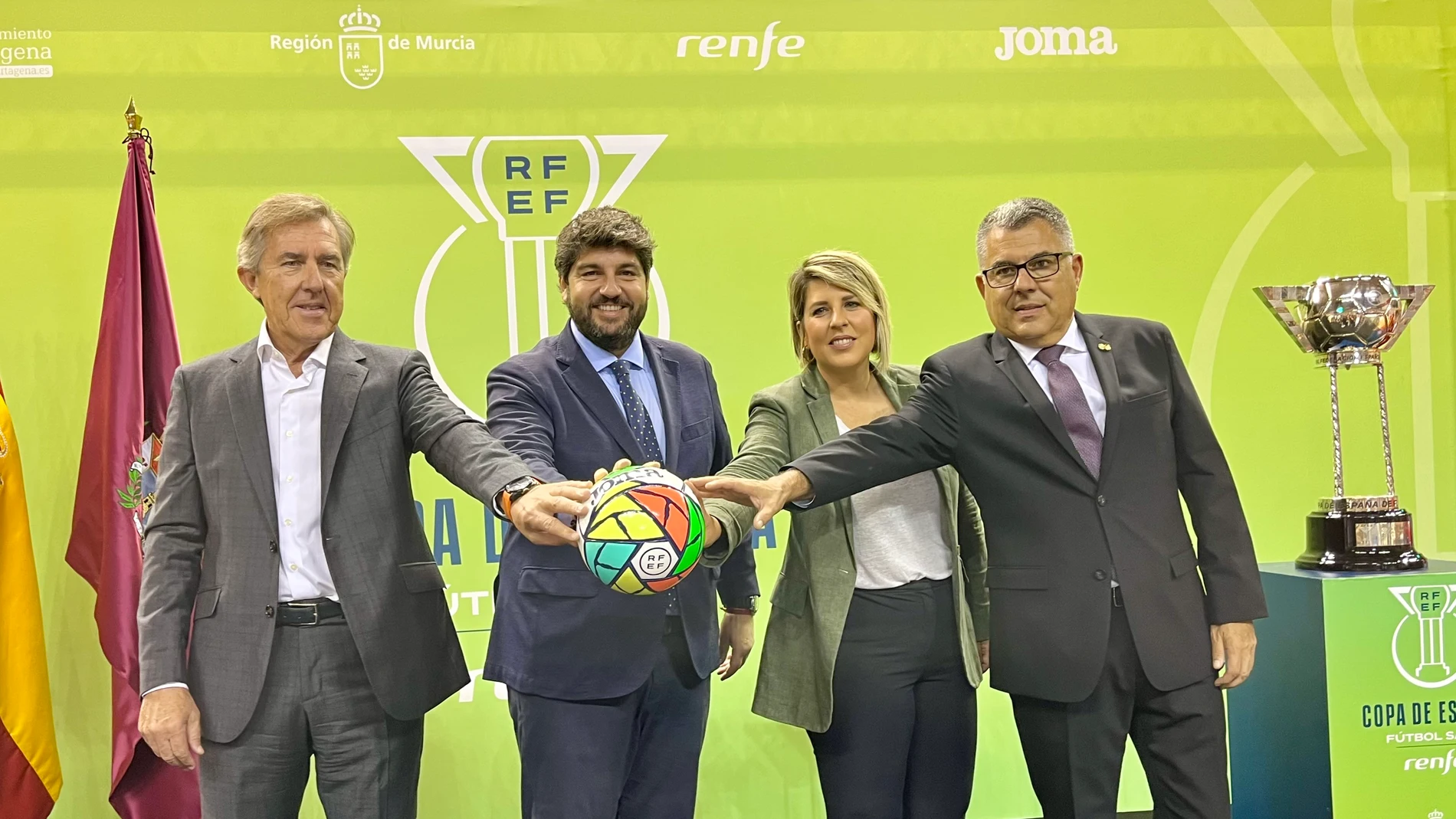 El presidente de la Federación Murciana de Fútbol, José Miguel Monje Carrillo; el presidente del Gobierno regional, Fernando López Miras; la alcaldesa de Cartagena, Noelia Arroyo, y Juan Carlos Fulgencio, delegado de relaciones Institucionales de Renfe en Comunidad Valenciana y Región de Murcia (Renfe es patrocinador de la Copa de España).