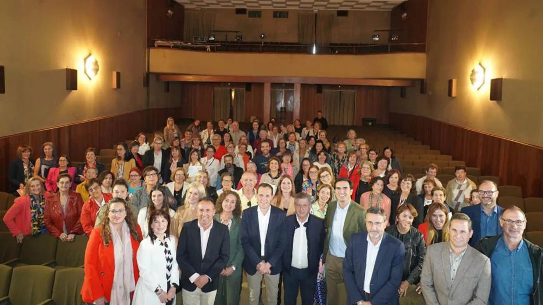 Foto de familia del presidente de la Diputación de Valladolid, Conrado Íscar, junto a los participantes en el acto oficial por el Día Internacional de la Mujer Rural celebrado en la localidad vallisoletana de Quintanilla de Onésimo