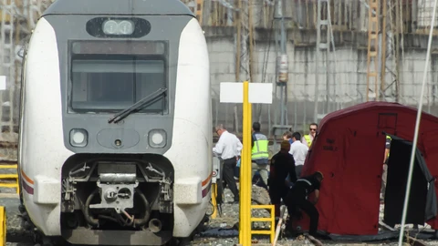 Levantamiento del cadáver encontrado entre dos vagones en Santa Justa, que resultó ser Álvaro Prieto