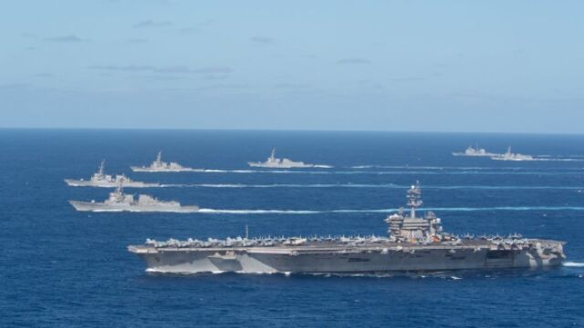 El portaaviones USS Theodore Roosevelt con su grupo de ataque