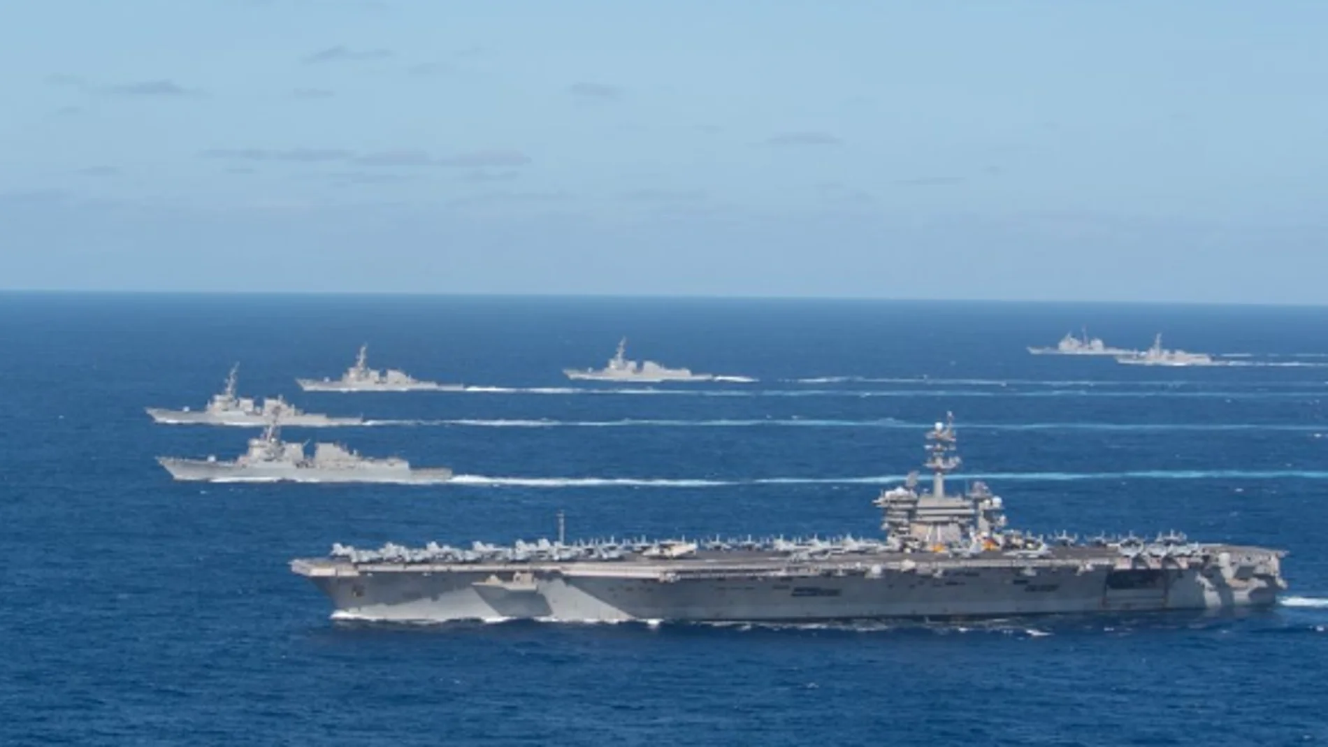 El portaaviones USS Theodore Roosevelt con su grupo de ataque