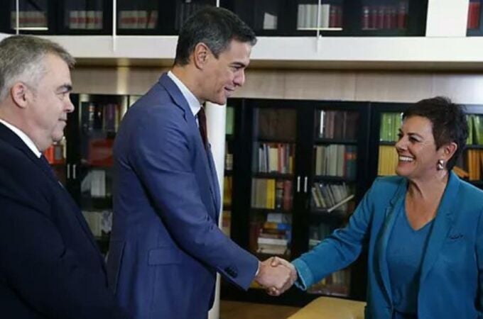 Pedro Sánchez saluda a Mertxe Aizpurua, portavoz de Bildu en el Congreso